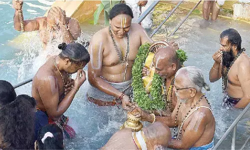 Sudarshana Chakrattalwar rendered Chakra Snanam