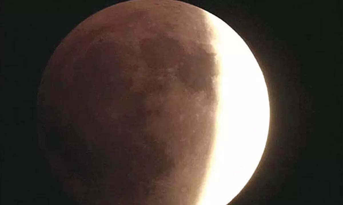 Stargazers behold blood moon Stargazers behold blood moon