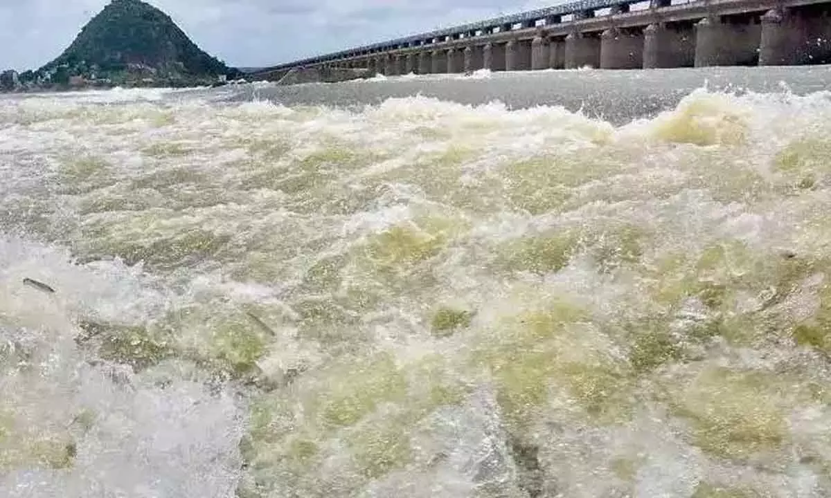 Pulichintala discharges 1.5 lakh cusecs into Krishna river
