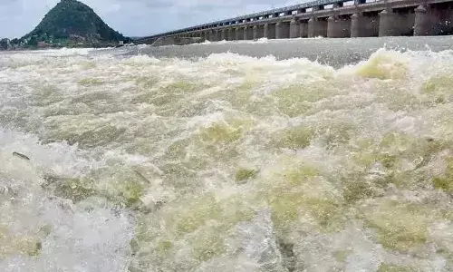 Pulichintala discharges 1.5 lakh cusecs into Krishna river