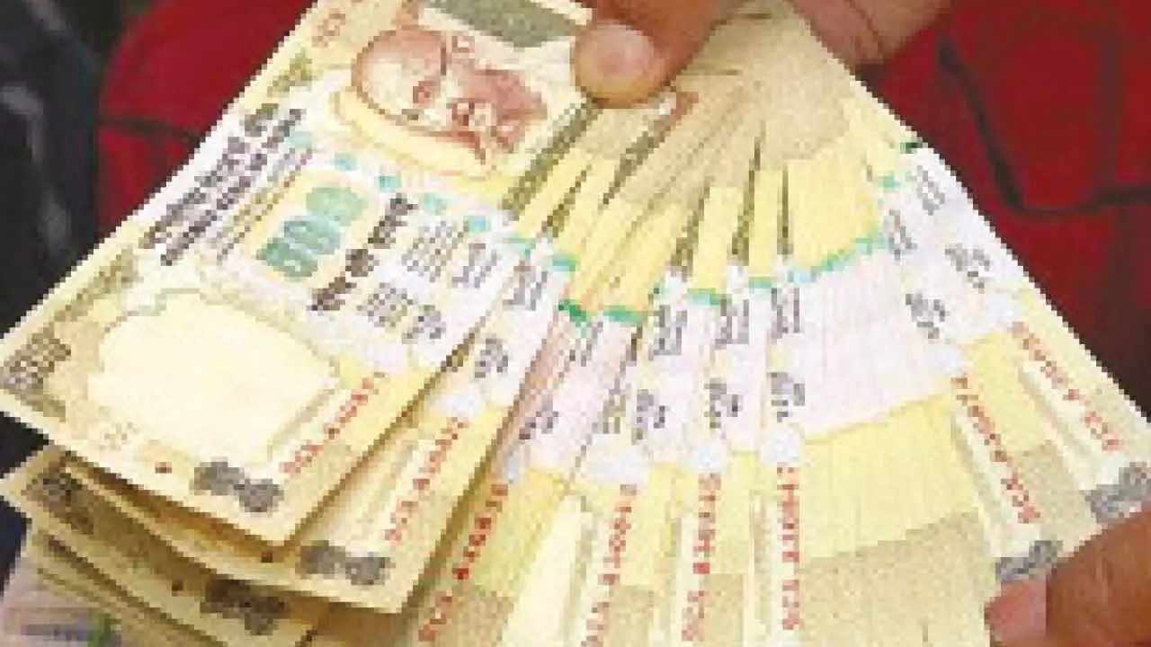 Lure Of Lucre… Raid lifts lid off old-note exchange racket in city