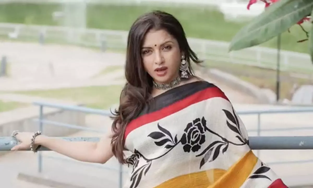 Bhagyashree adds her own charm to the retro viral song “Tadpaoge Tadpaalo” Bhagyashree adds her own charm to the retro viral song “Tadpaoge Tadpaalo”
