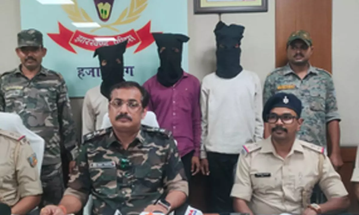 Petrol pump robbery foiled in Hazaribagh, three gang members held; arms and looted cash recovered Petrol pump robbery foiled in Hazaribagh, three gang members held; arms and looted cash recovered