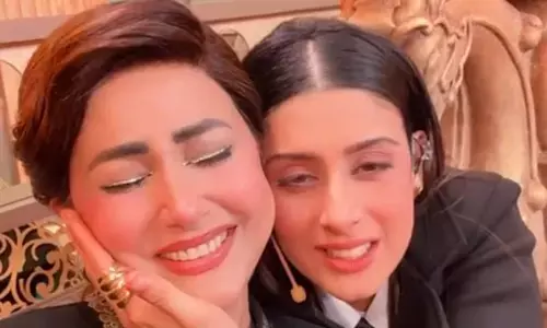 Hina Khan gets emotional as Isha Malviya sings title track of “Yeh Rishta Kya Kehlata Hai”