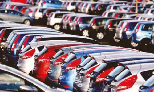 Gadkari aims at No. 1 position for India’s auto industry in 5 yrs