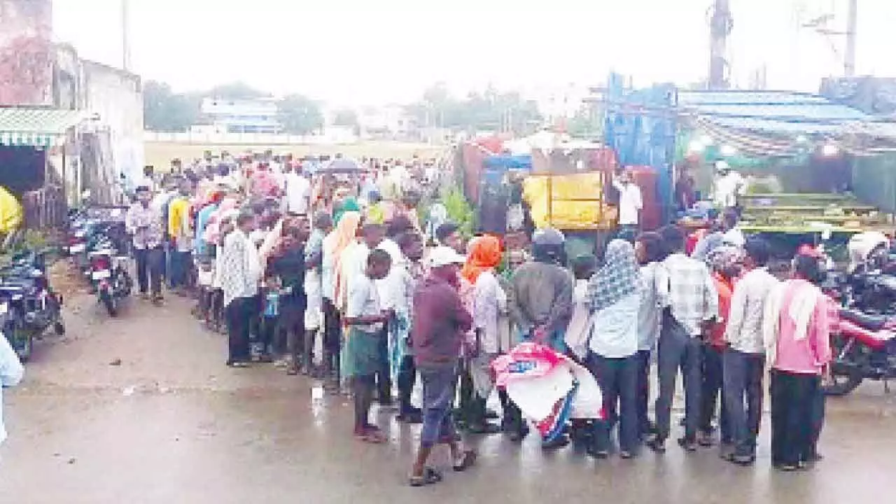 Ongoing plight for urea: Desperate farmers queue up for hours