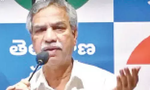 Modi govt looting people’s hard-earned money, alleges Congress leader