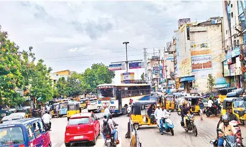 Traffic congestion hits passengers & commuters hard at Kurnool bus stand
