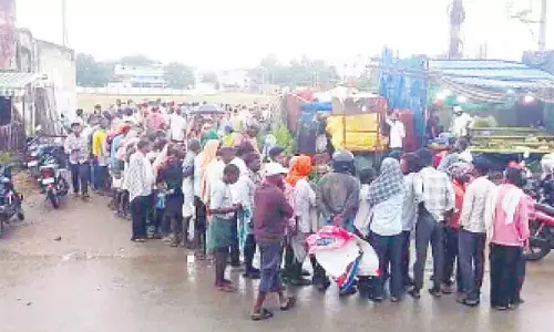 Ongoing plight for urea: Desperate farmers queue up for hours