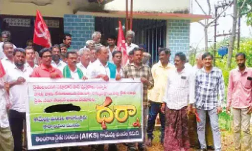 Give us urea and land passbooks, demand farmers