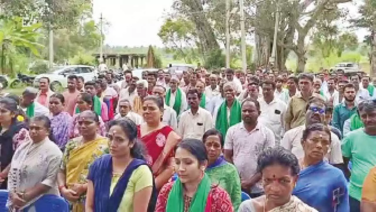 Farmers oppose survey for Greater B’luru Township project; demand fair compensation