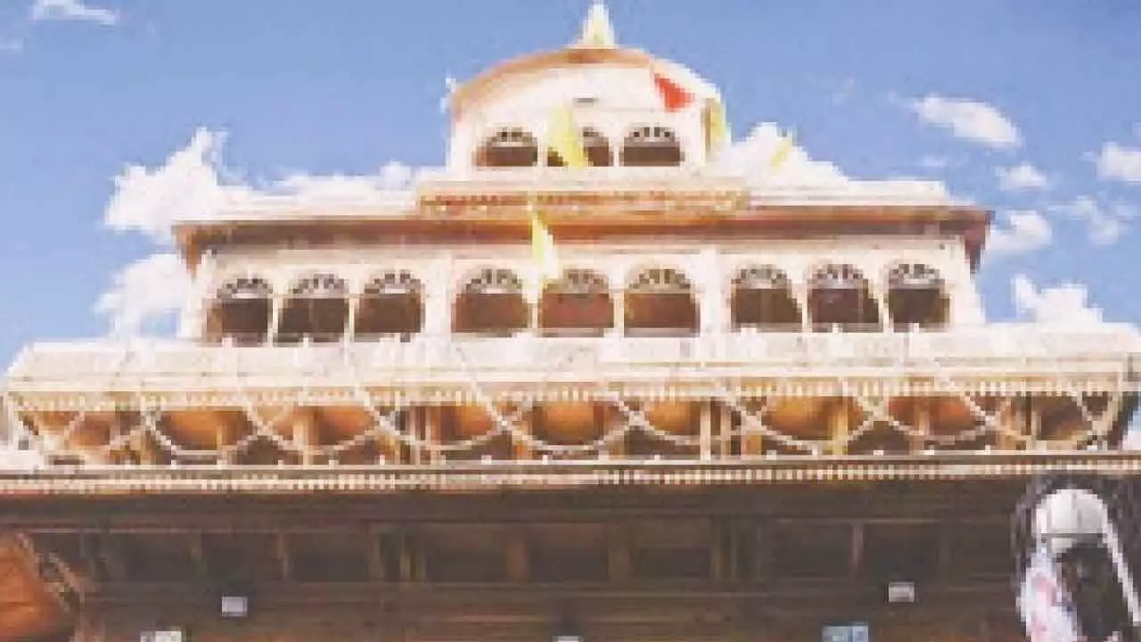 Panel headed by ex-HC judge bans VIP passes at Bankey Bihari temple