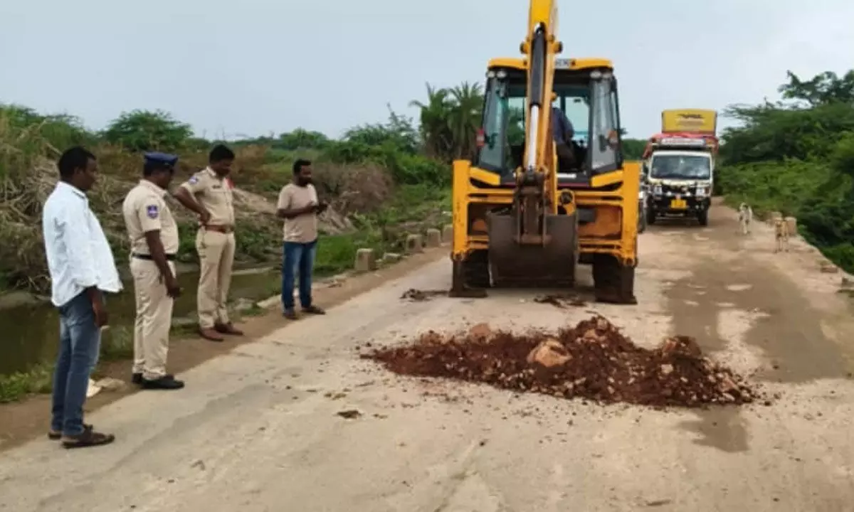 Swift Action Taken After Major Pothole Appears on Aiza–Kurnool Highway Bridge