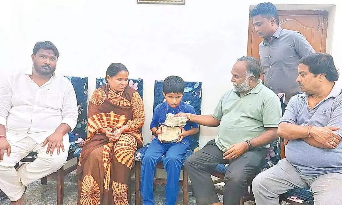 Jagga Reddy clears Rs 7.5L debt of young blind singer’s parents Jagga Reddy clears Rs 7.5L debt of young blind singer’s parents