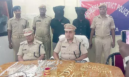 Six held for looting jewellery shop