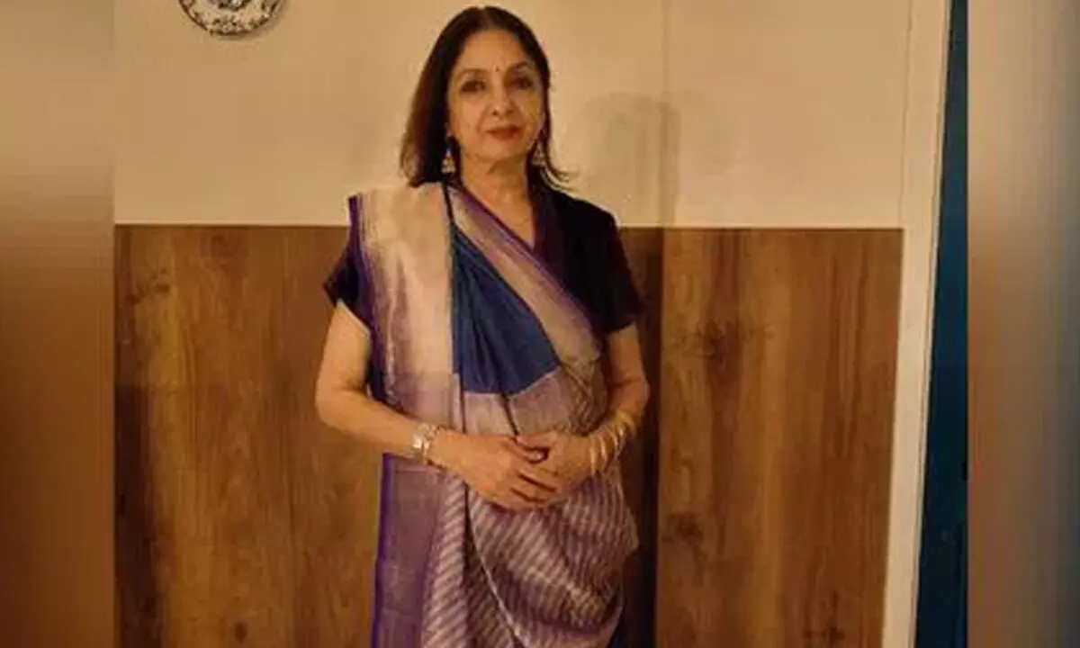 Neena Gupta shows how to flaunt the pallu in Gujarati style saree
