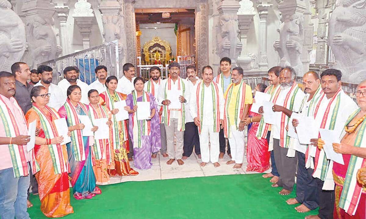Officials Take Oath, Dignitaries Offer Prayers at Temples