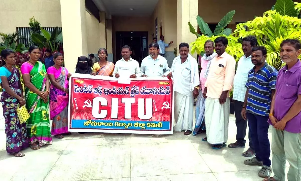 CITU Protests Pending Wages, Demands Immediate Payment for Sanitation Workers in Govt Schools CITU Protests Pending Wages, Demands Immediate Payment for Sanitation Workers in Govt Schools