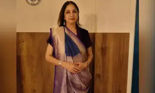 Neena Gupta shows how to flaunt the pallu in Gujarati style saree
