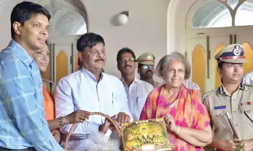 Minister extends official Dasara invitation to Pramoda Devi