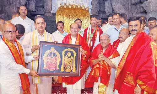 Om Birla, Harivansh Narayan Singh offers prayers to Sri Venkateswara Swamy