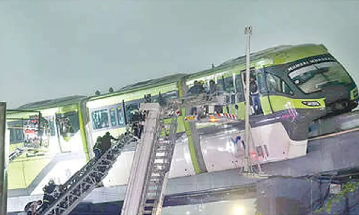 Monorail train stops on tracks; all 17 passengers rescued Monorail train stops on tracks; all 17 passengers rescued