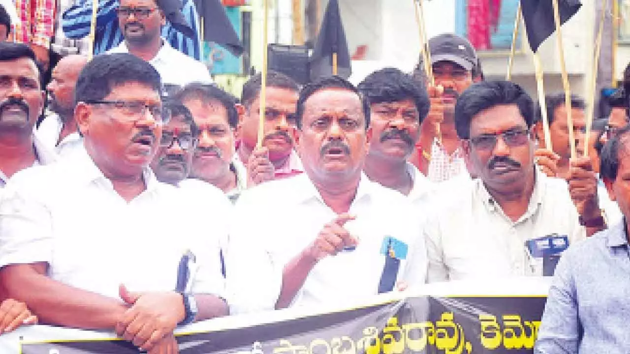 Case against journalist over urea report sparks black flag protest in Khammam Case against journalist over urea report sparks black flag protest in Khammam