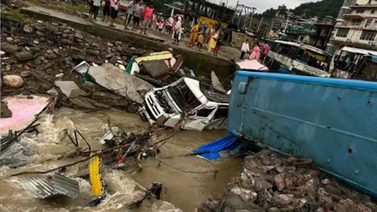 Cloudburst in Himachal’s Mandi washes away buses, buries houses, shops Cloudburst in Himachal’s Mandi washes away buses, buries houses, shops
