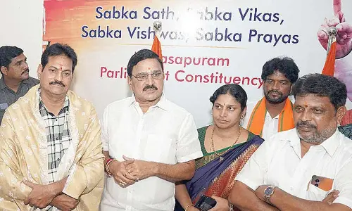 Union minister felicitates Gangadhar