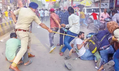 Bihar police use batons on protesting job aspirants