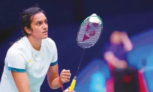 Sindhu through to pre-quarters, Shetty exits