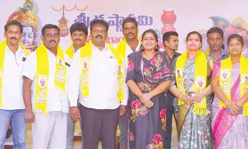 YSRCP leaders from Payakaraopeta join TDP