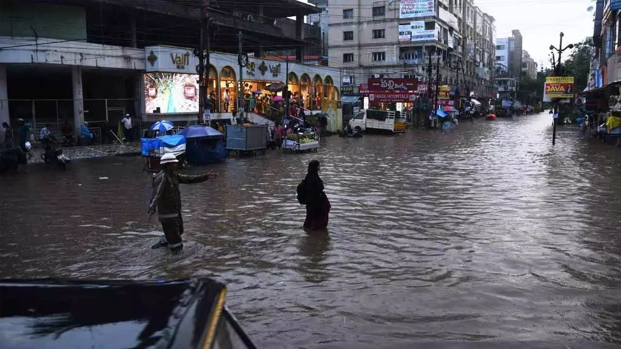 Hyderabad Weather Today: Thunderstorms, Heavy Rain & West Telangana Alerts