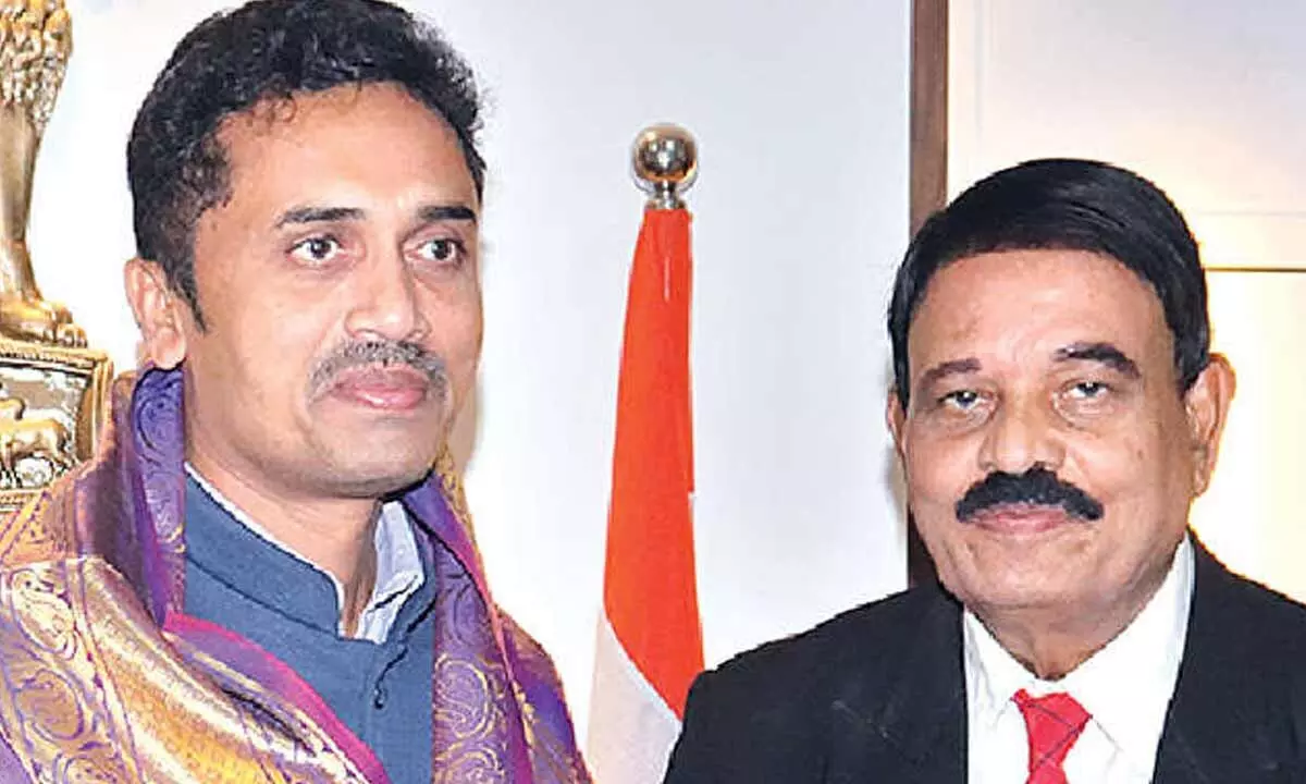 Ex Min Dr Palle Raghunath Reddy meets Collector Shyam Prasad