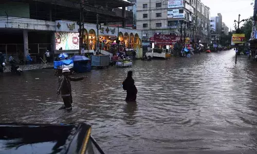 Hyderabad Weather Today: Thunderstorms, Heavy Rain & West Telangana Alerts