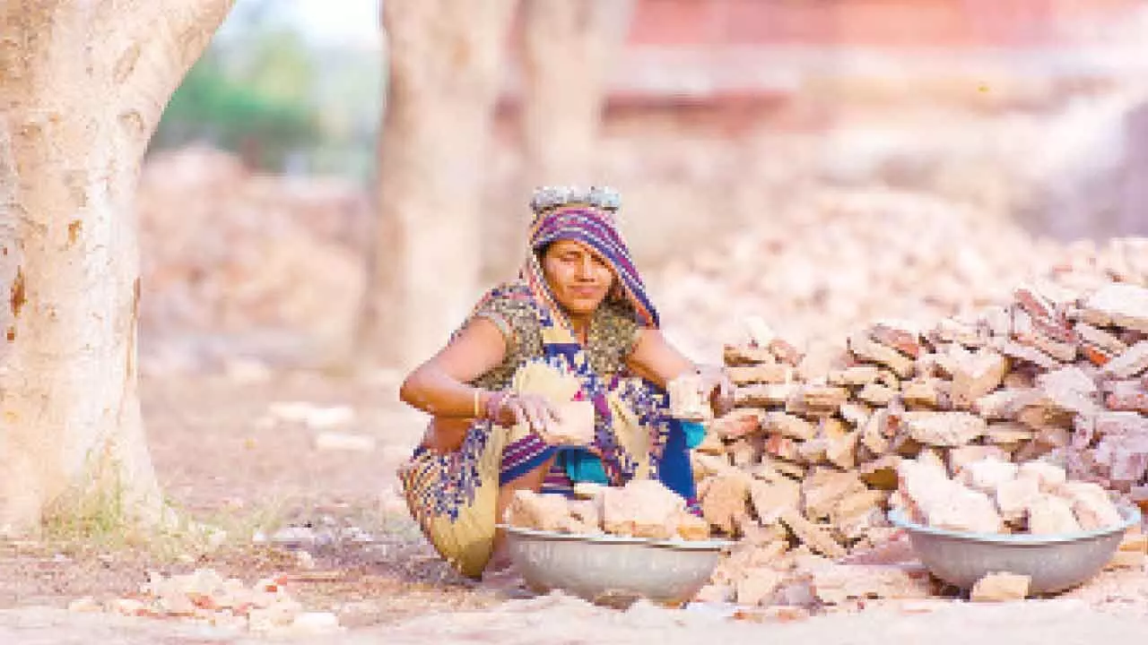 Rise in women in Delhis labour force; wages lower than men Rise in women in Delhis labour force; wages lower than men