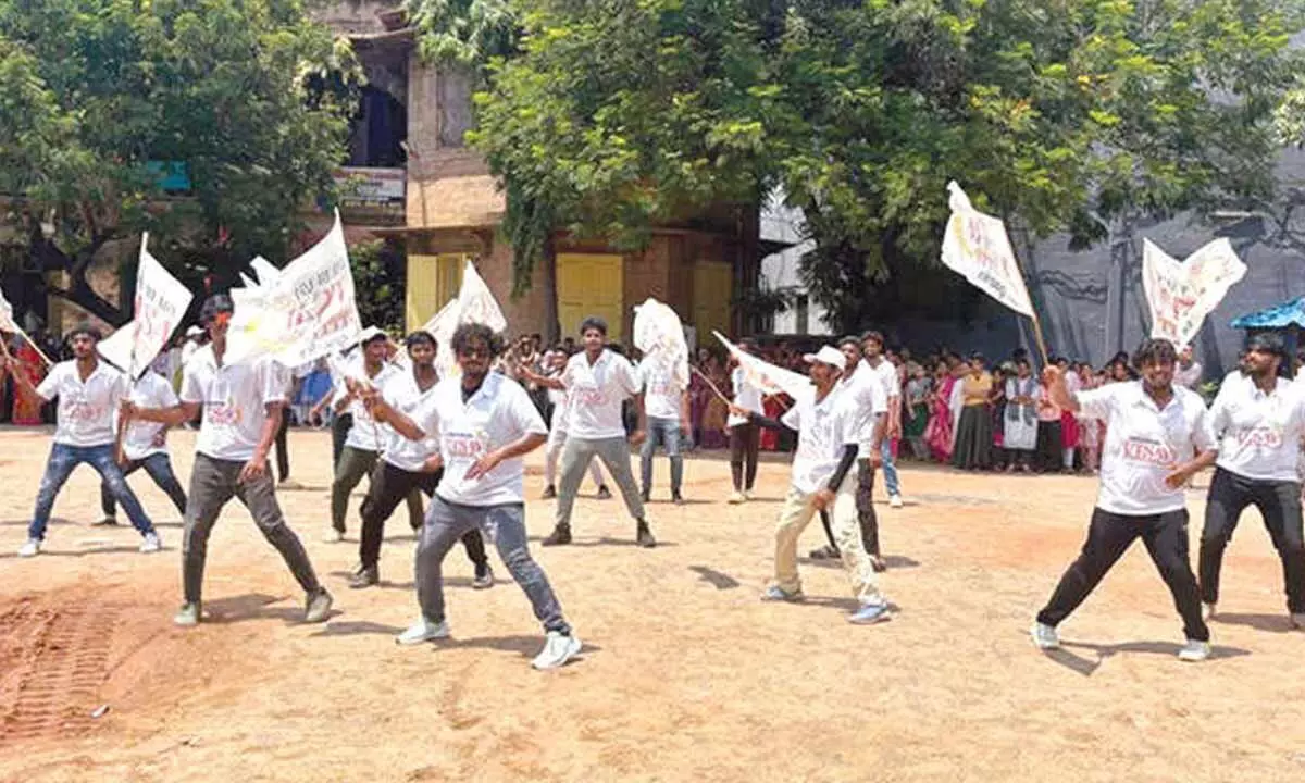 Flash Mob sets tone for Vijayawada Utsav