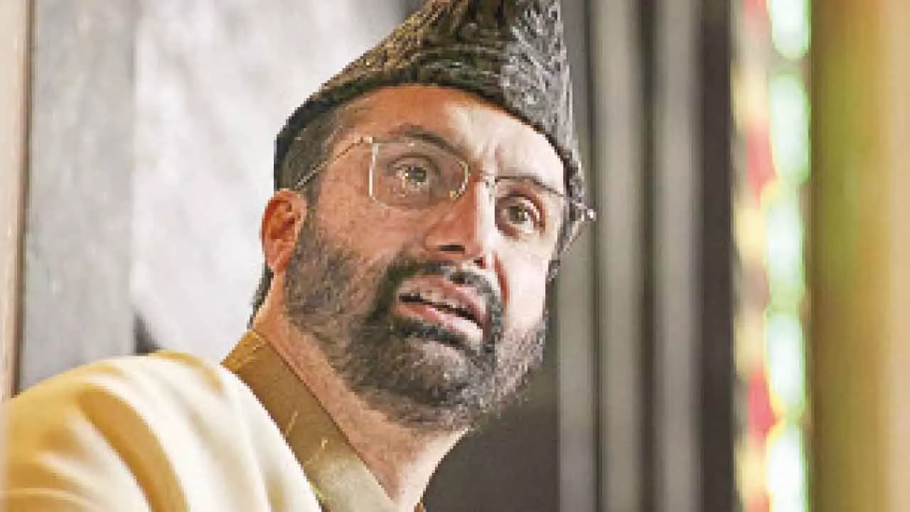 Mirwaiz claims house arrest, flays authorities Mirwaiz claims house arrest, flays authorities