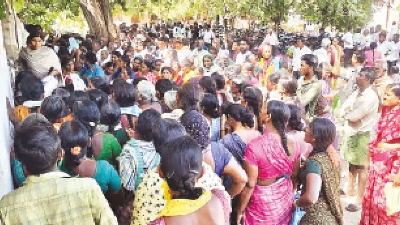 Farmers get two bags urea after three protests in single day Farmers get two bags urea after three protests in single day