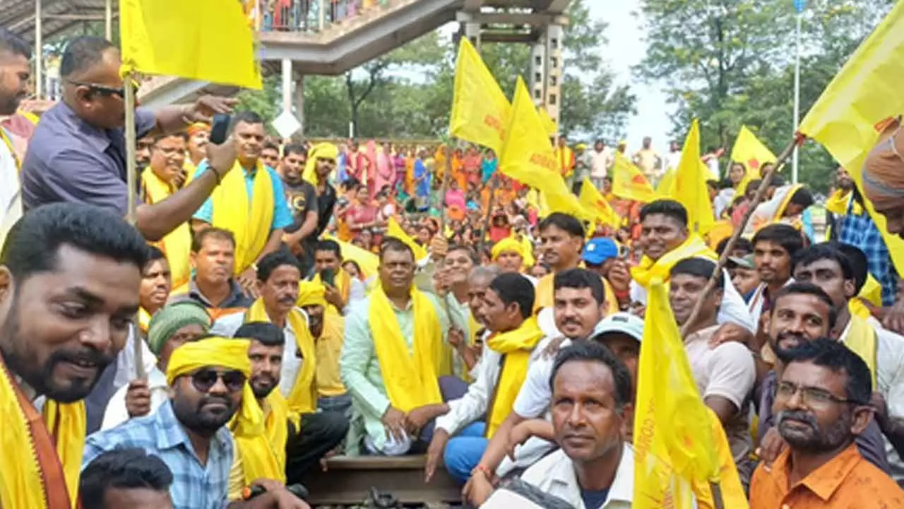 Kurmi agitators demanding tribal status block railway tracks at over 15 locations in Jharkhand Kurmi agitators demanding tribal status block railway tracks at over 15 locations in Jharkhand