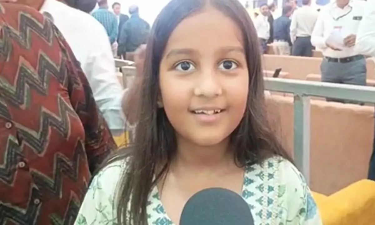 Gujarat: Girl presents photo collage during Bhavnagar rally depicting PM Modi’s moments with his mother Gujarat: Girl presents photo collage during Bhavnagar rally depicting PM Modi’s moments with his mother