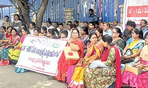E-Seva employees stage dharna
