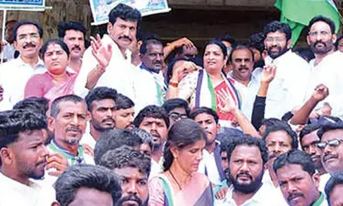 YSRCP youth wing protests against privatisation of medical colleges