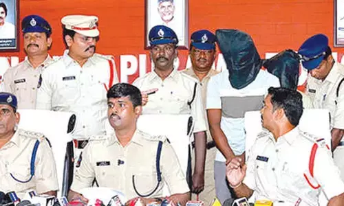 Two interstate chain snatchers and fake currency makers held