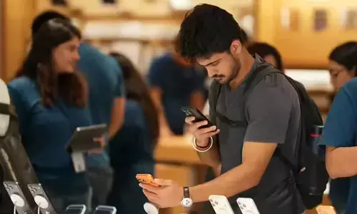 iPhone 17 sale draws early morning rush