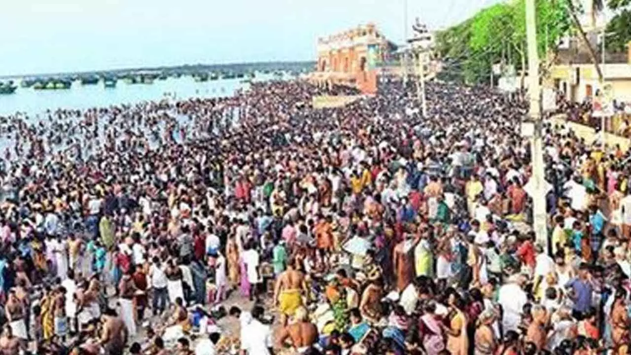 Devotees observe Mahalaya Amavasya rituals at Rameswaram Agni Theertham in TN
