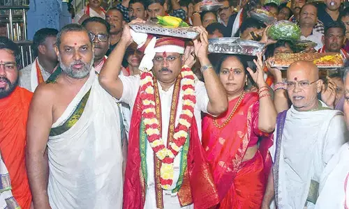 CP couple offers silk robes to goddess