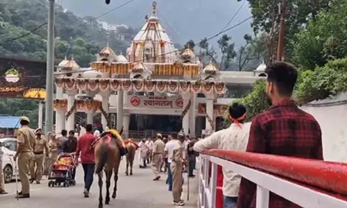 Navratri begins with grandeur as devotees throng temples across India