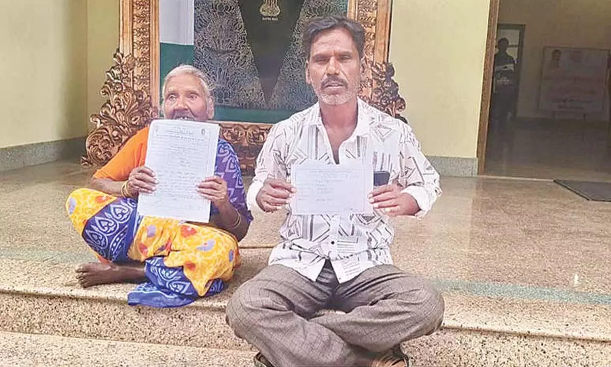 Farmers accuse Gorantla tahsildar of demanding bribe