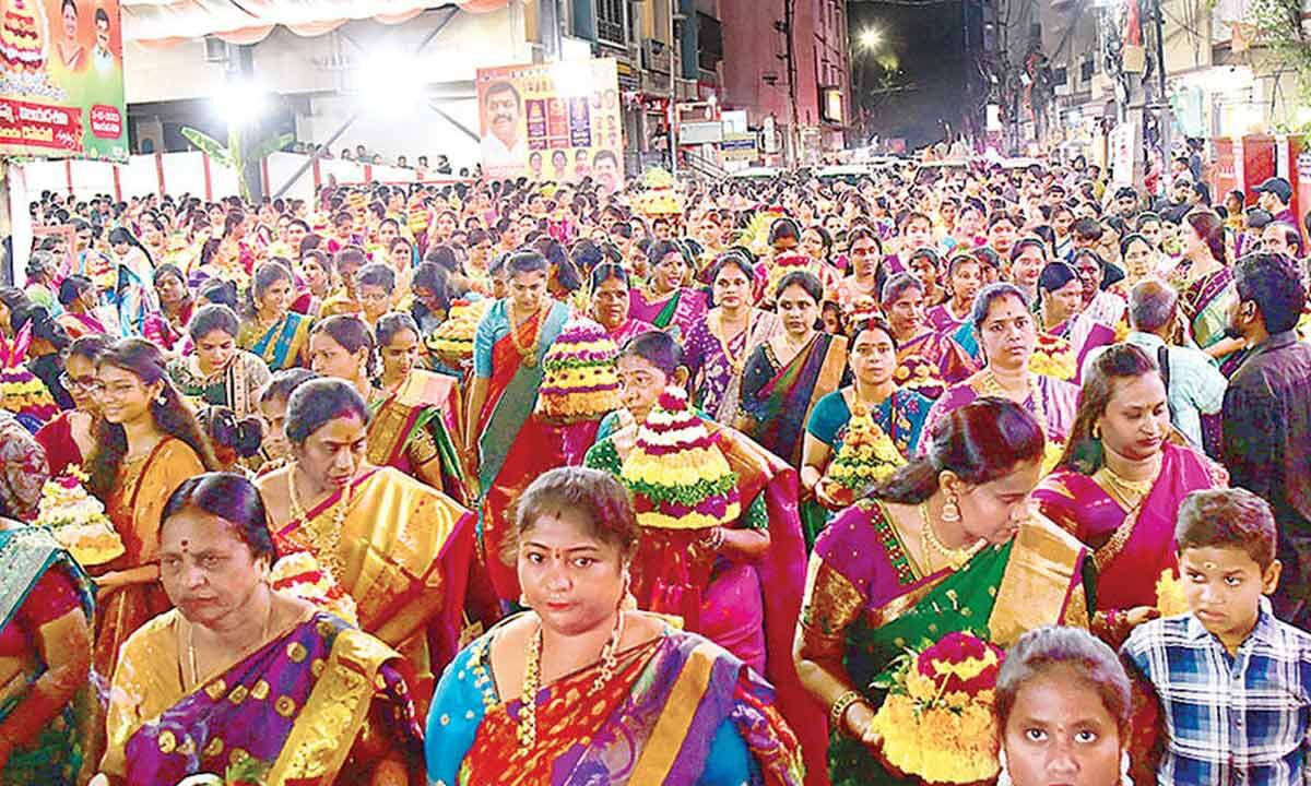 Hyd’bad sways to groovy dandiya beats, lilting ‘Bathukamma’ songs